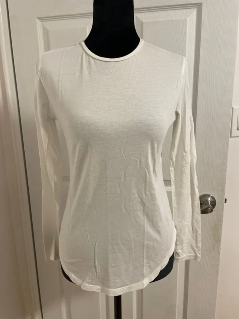 Ann Taylor Women’s White Long Sleeve Crewneck Top XS